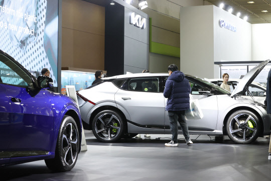 3월 15일 오전 서울 강남구 코엑스에서 열린 친환경 자동차 전시회 'EV트렌드코리아 2023'에서 참관객들이 부스를 둘러보고 있다. <연합뉴스